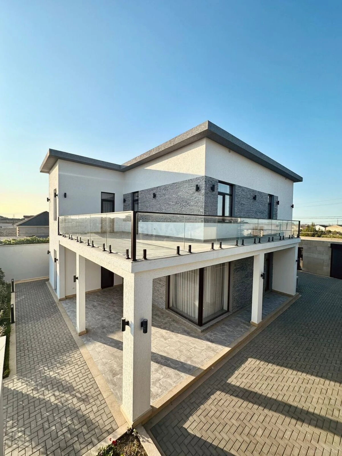 Satılır 5 otaqlı həyət evi 200 m²