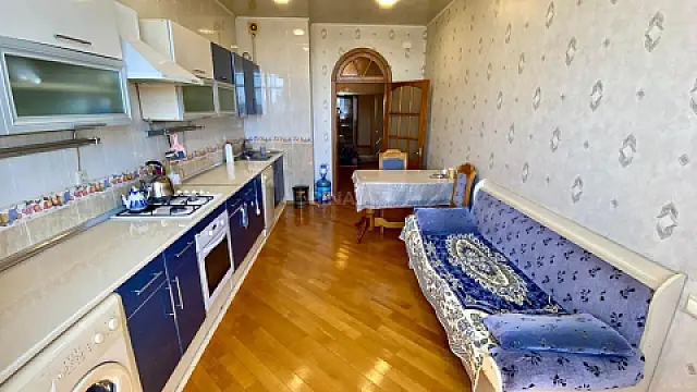 Satılır 3 otaqlı mənzil 130 m²