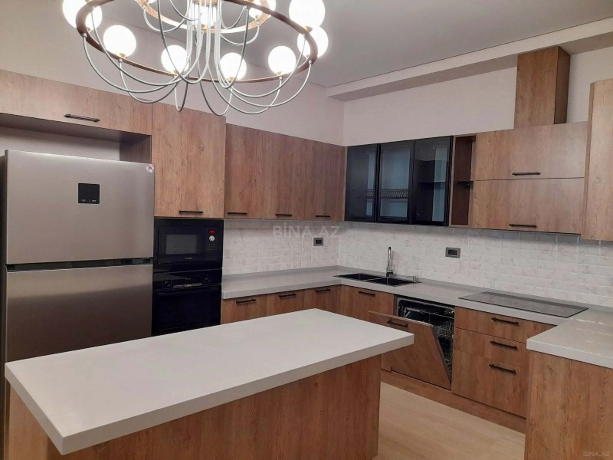 Kirayə verilir 4 otaqlı mənzil 220 m²