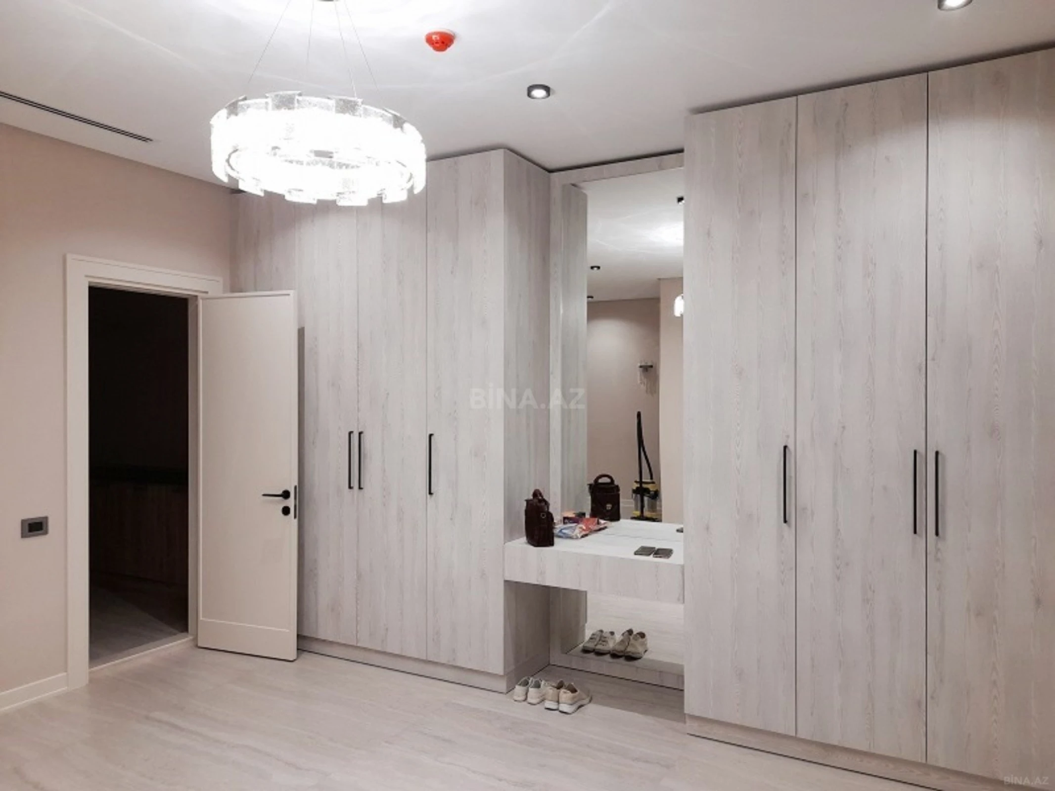 Kirayə verilir 4 otaqlı mənzil 220 m²