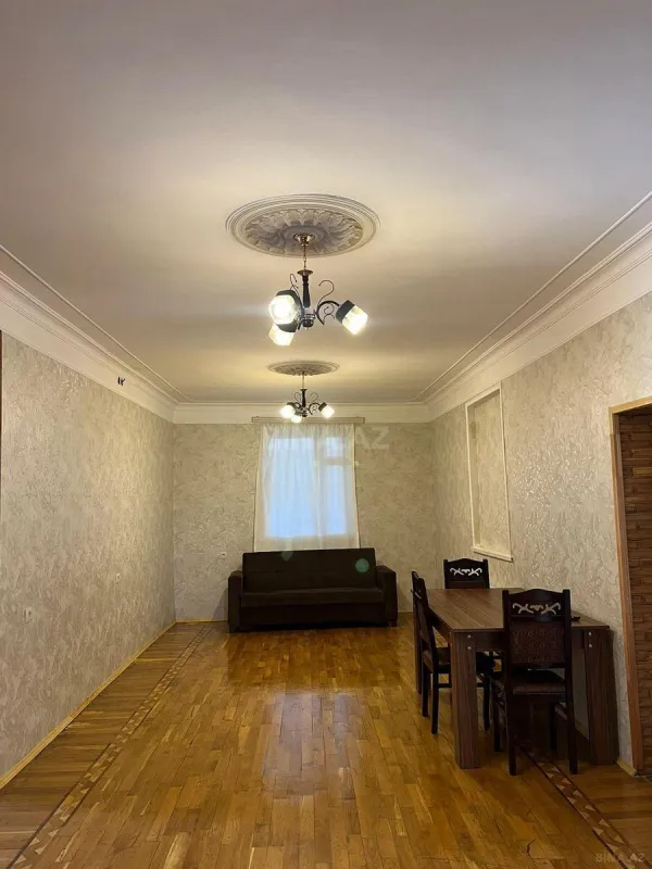 Satılır 9 otaqlı həyət evi 400 m²