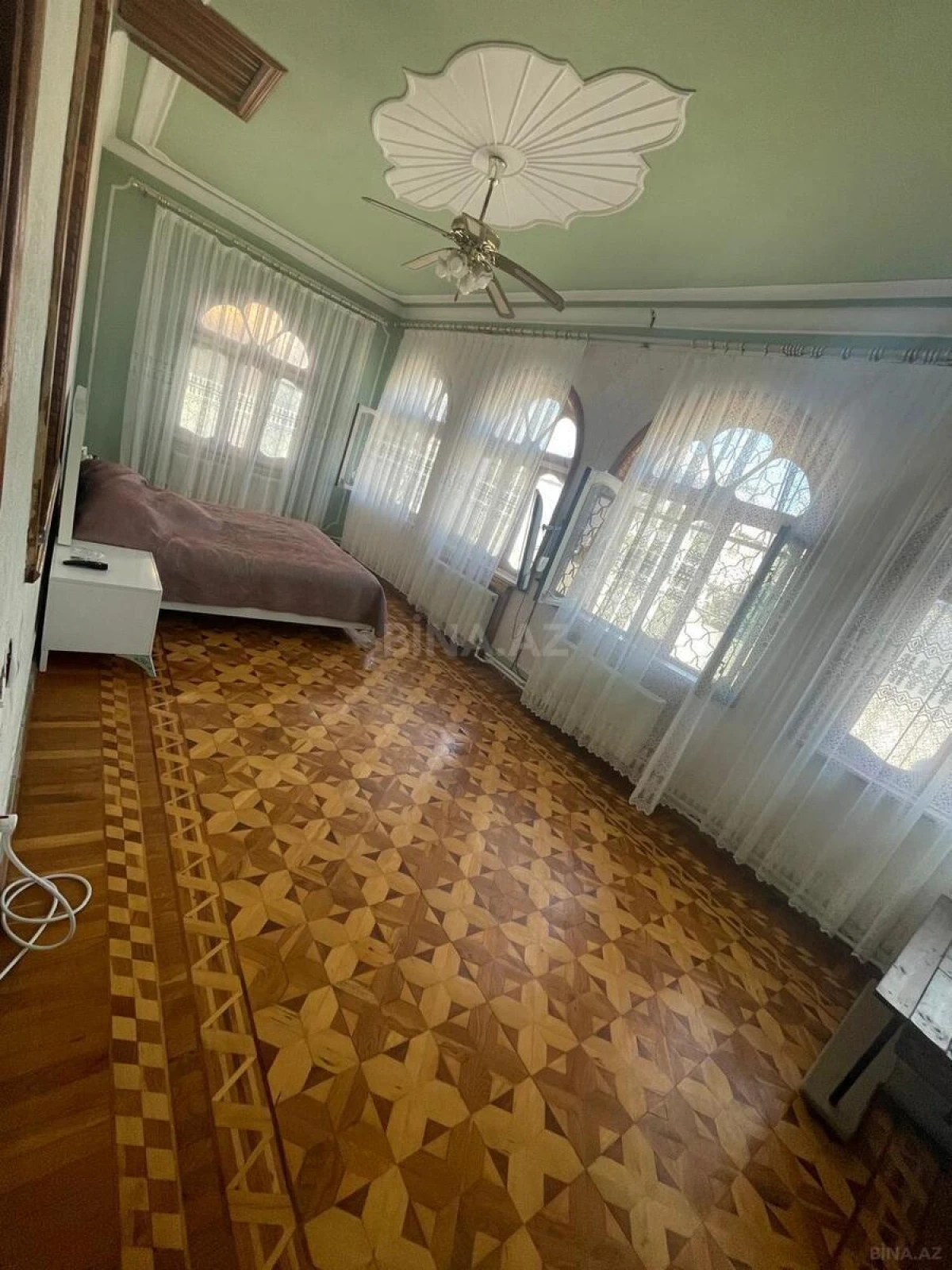 Satılır 9 otaqlı həyət evi 400 m²