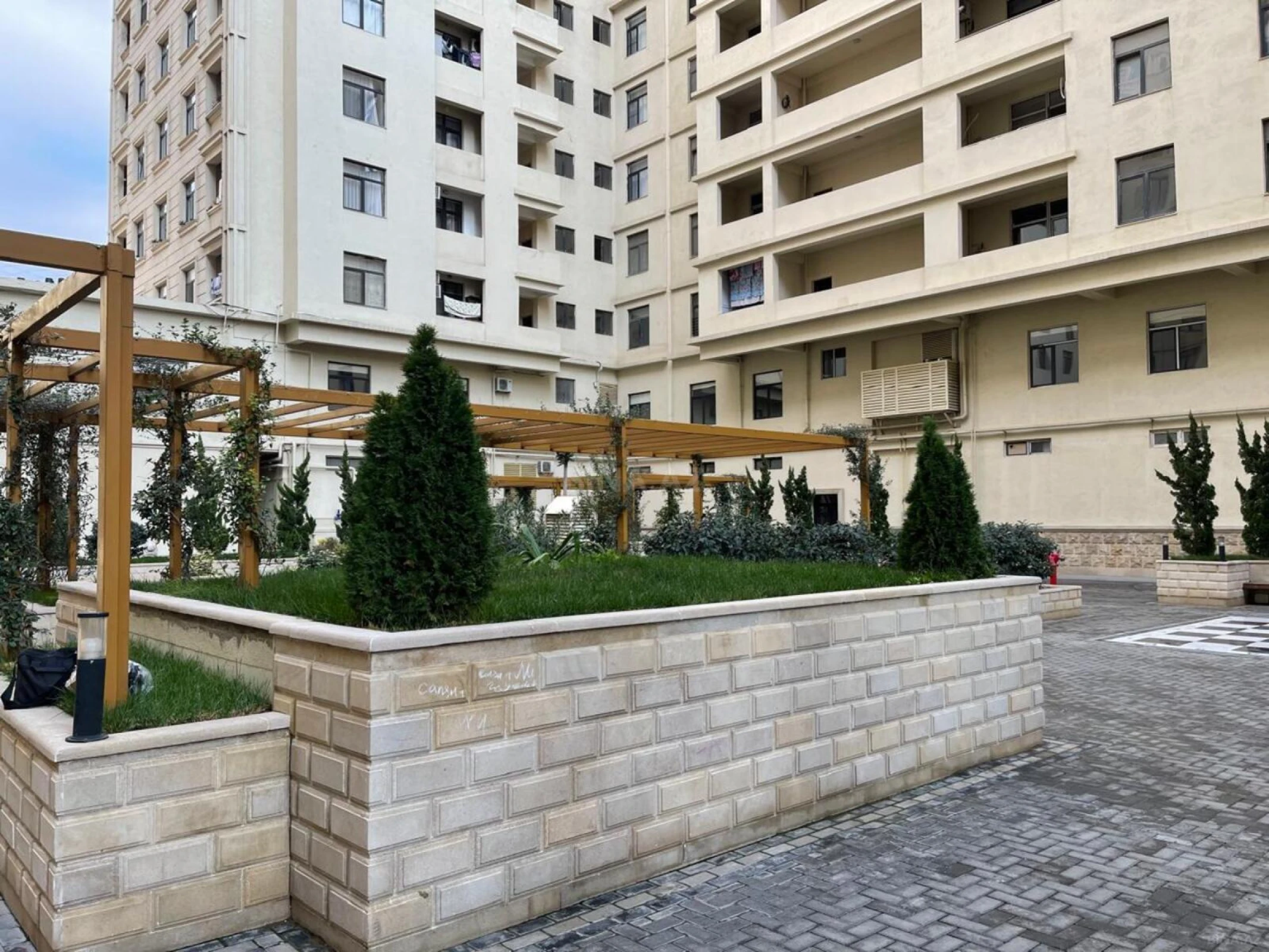 Satılır 2 otaqlı mənzil 83 m²