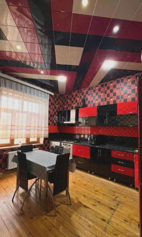 Satılır 7 otaqlı həyət evi 330 m²