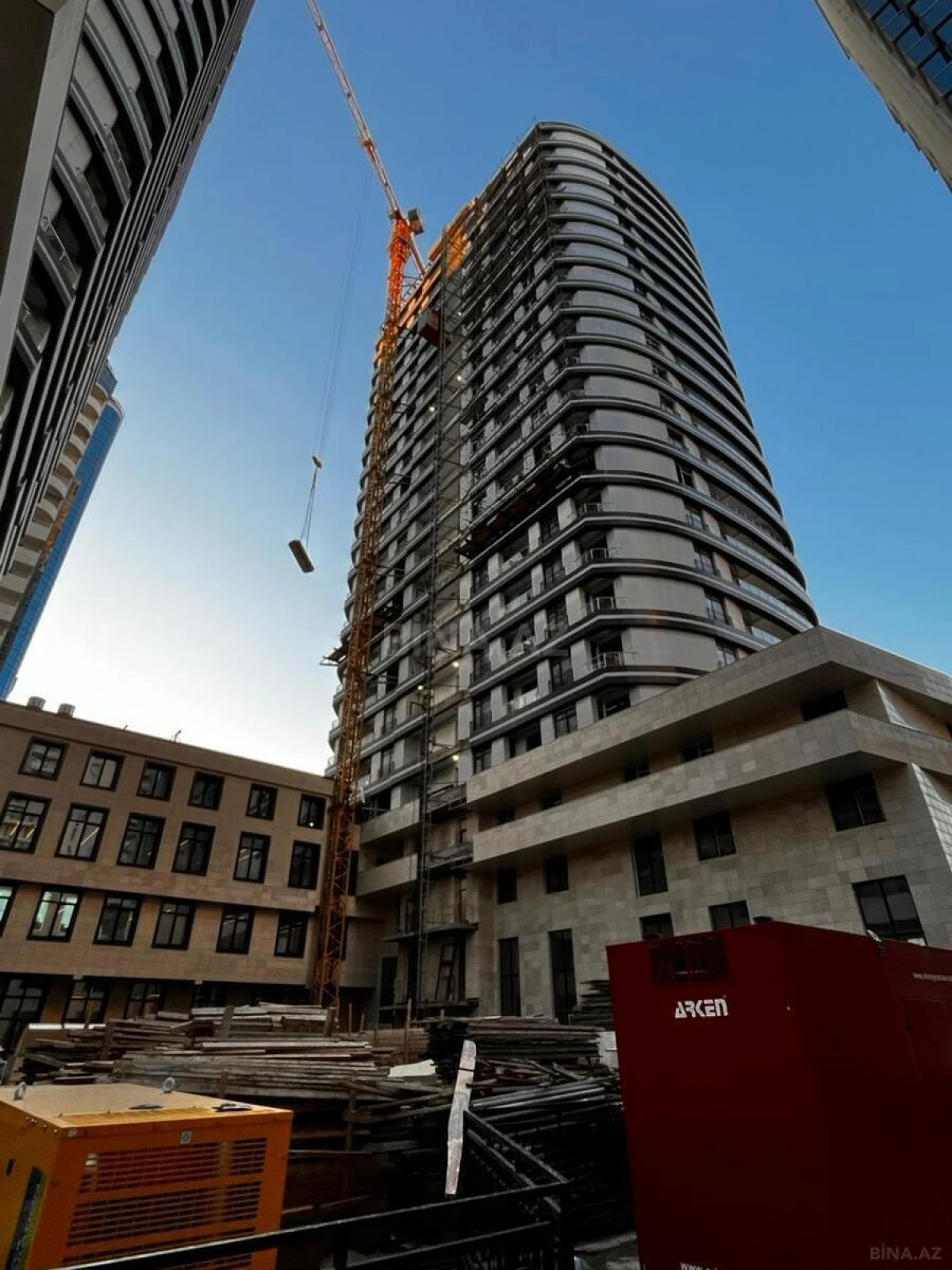 Satılır 4 otaqlı mənzil 180 m²