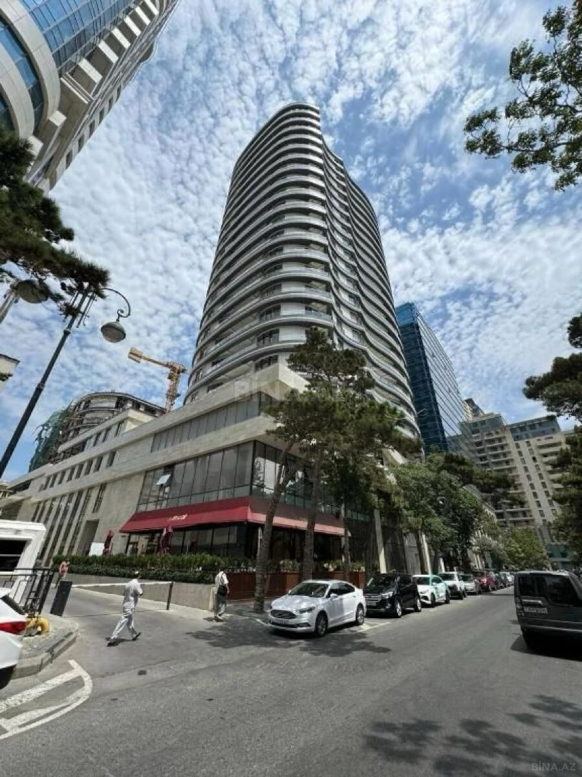 Satılır 4 otaqlı mənzil 180 m²