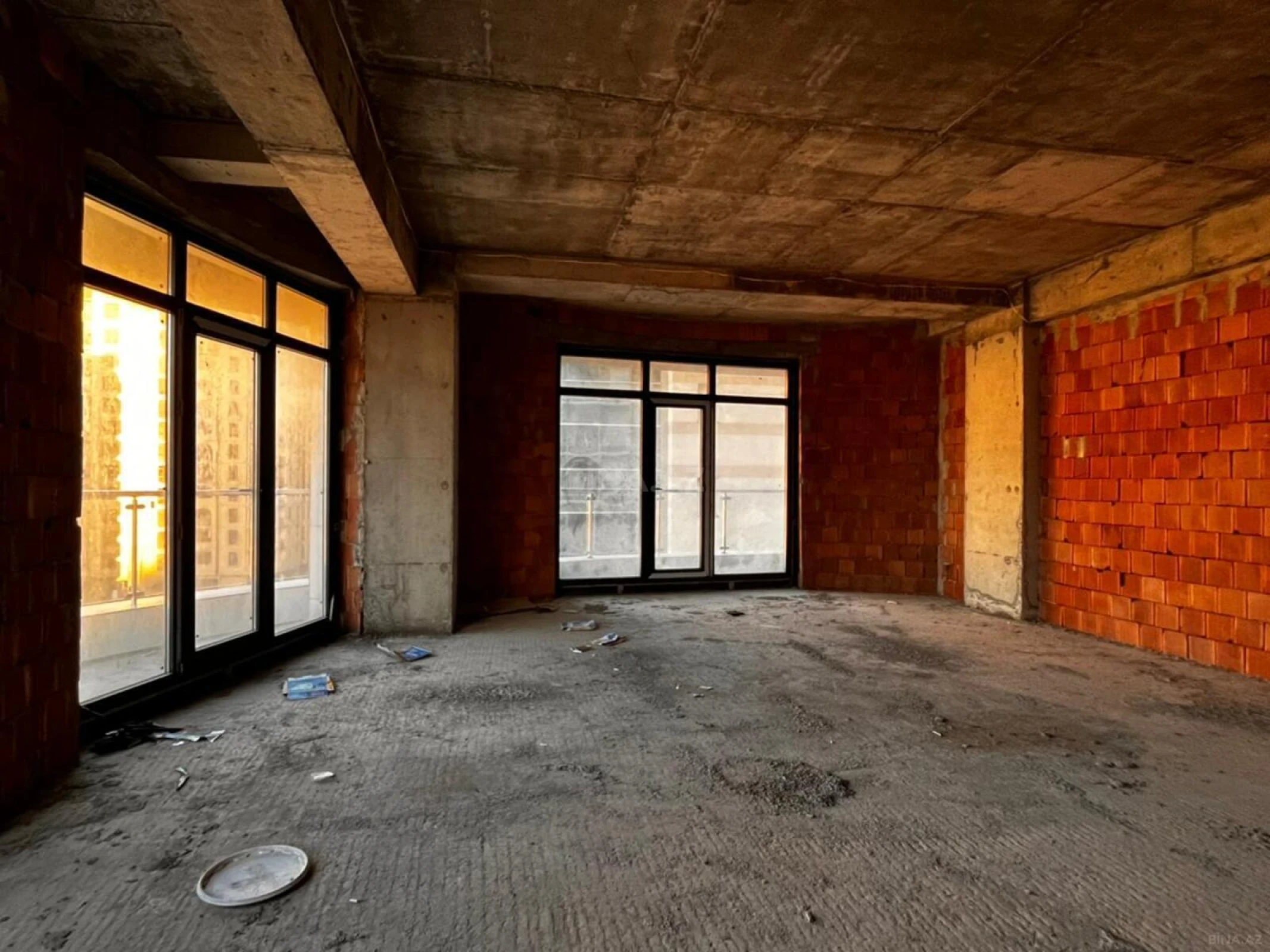 Satılır 4 otaqlı mənzil 180 m²