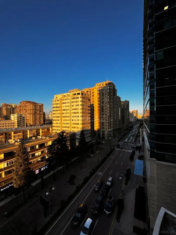 Satılır 4 otaqlı mənzil 180 m²