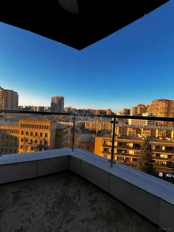Satılır 4 otaqlı mənzil 180 m²