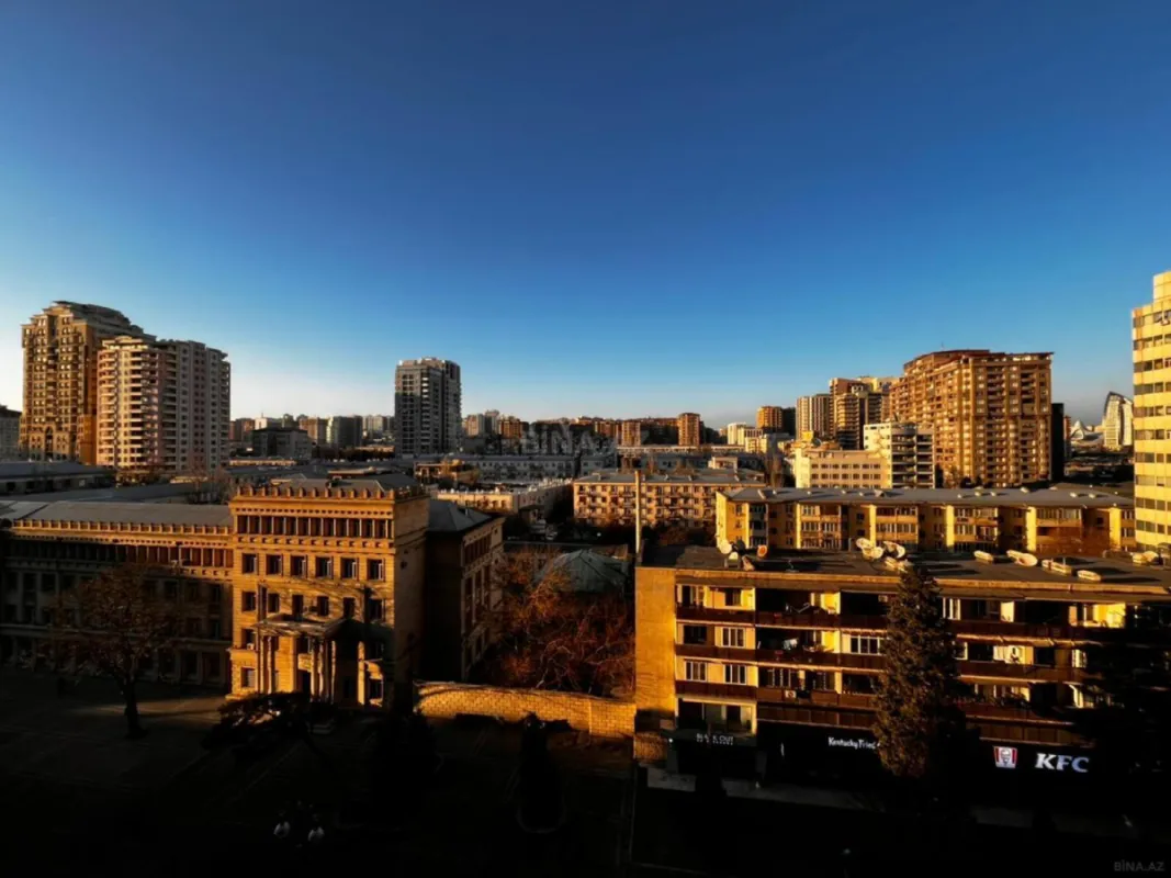 Satılır 4 otaqlı mənzil 180 m²