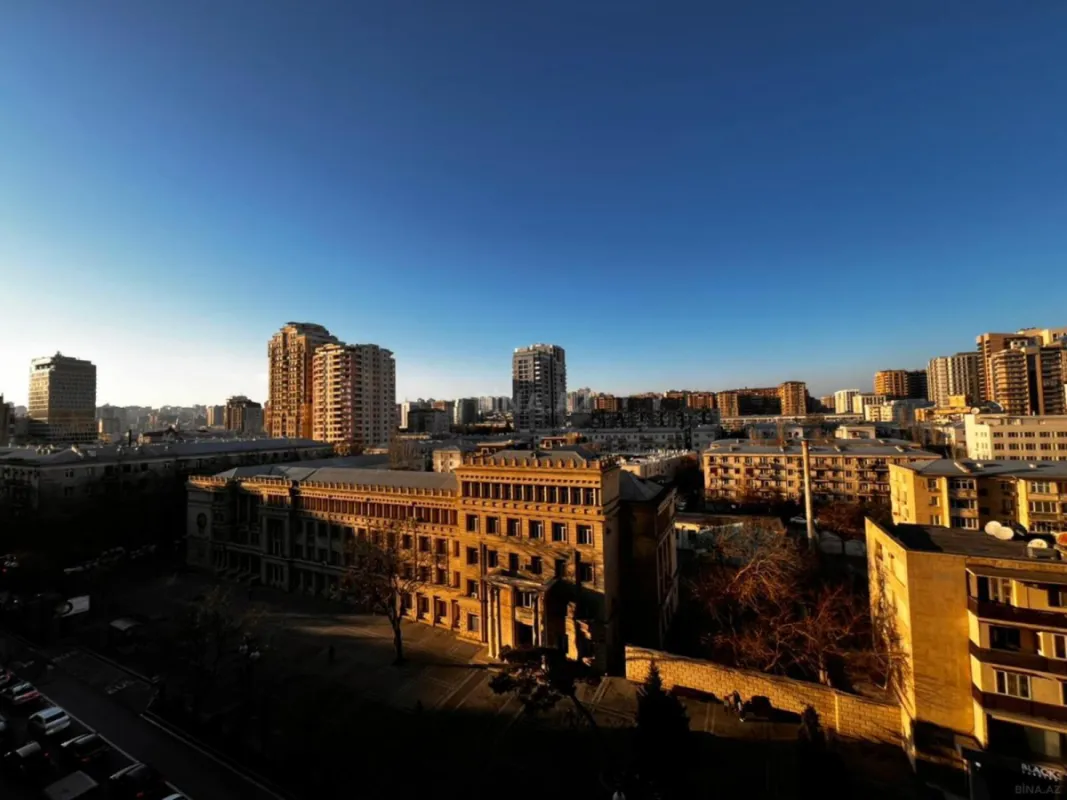 Satılır 4 otaqlı mənzil 180 m²