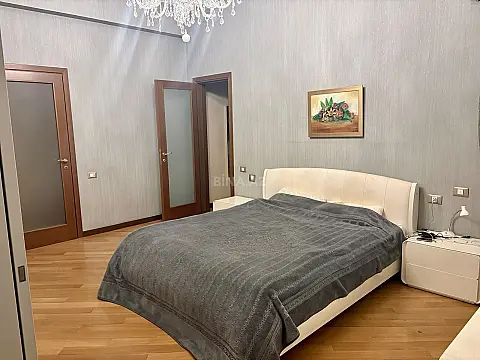 Satılır 5 otaqlı mənzil 360 m²