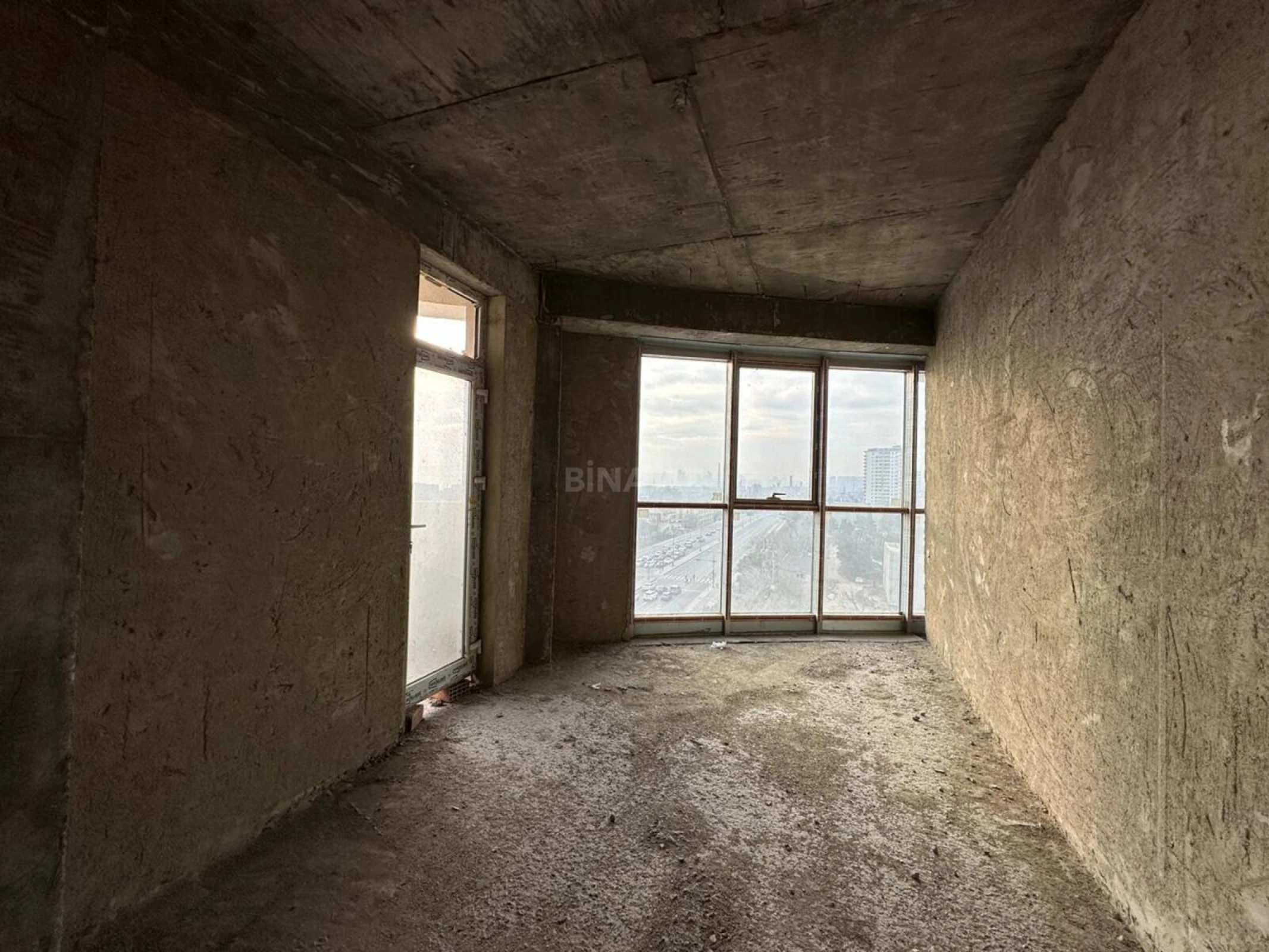 Satılır 4 otaqlı mənzil 200 m²