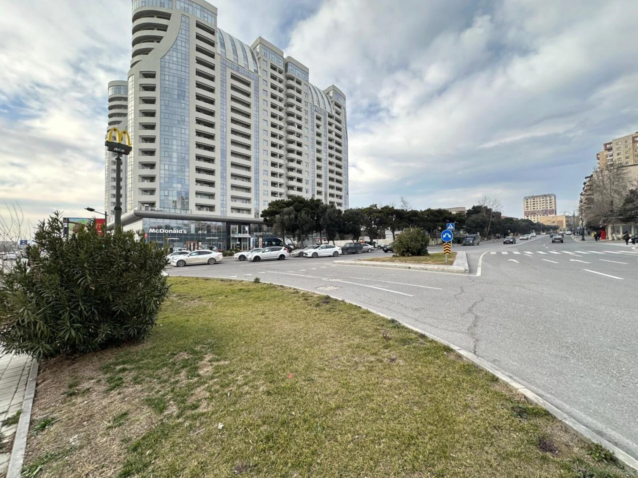 Satılır 4 otaqlı mənzil 200 m²