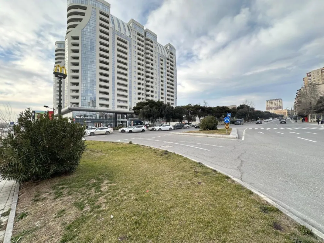 Satılır 4 otaqlı mənzil 200 m²