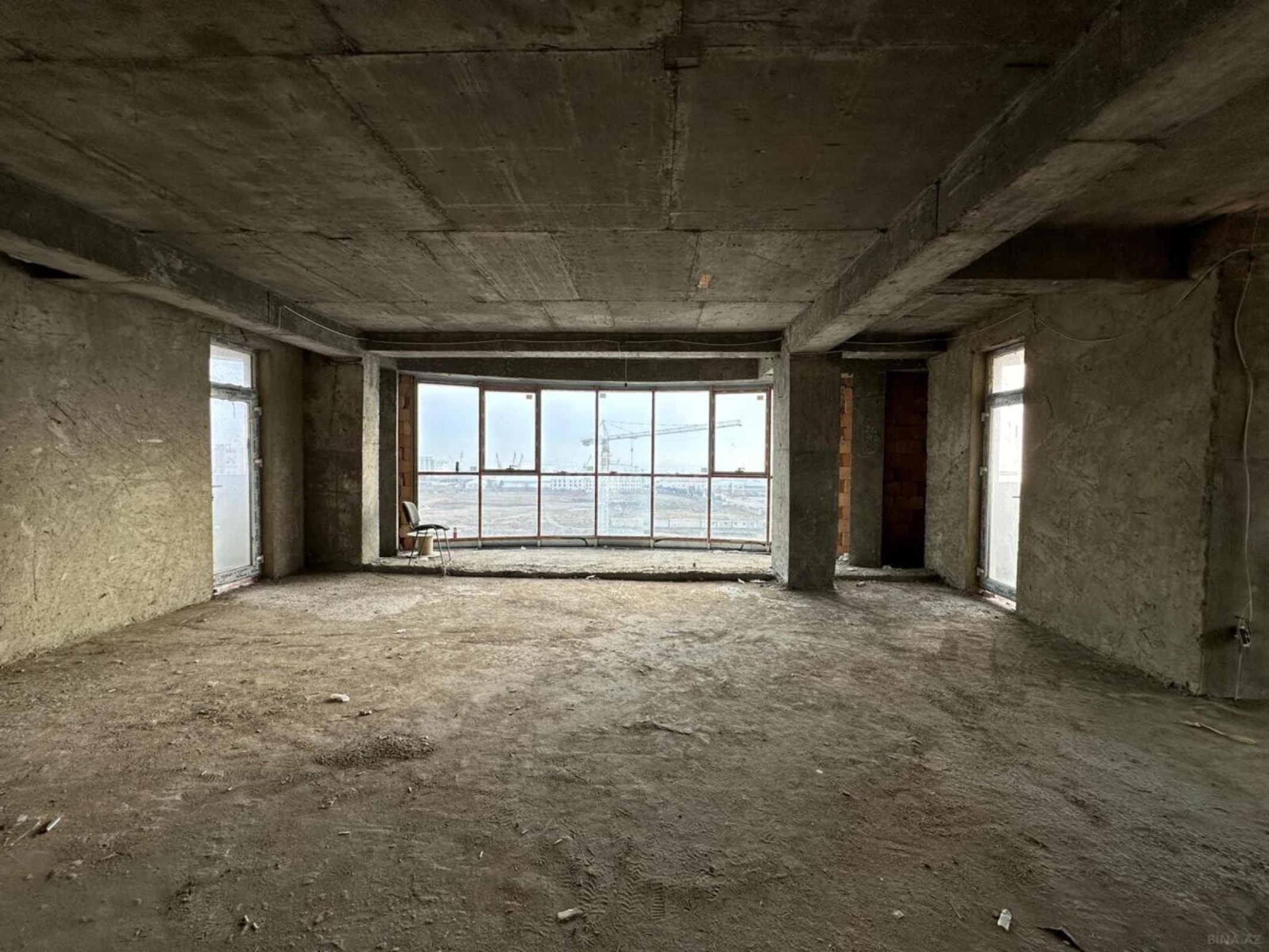 Satılır 4 otaqlı mənzil 200 m²