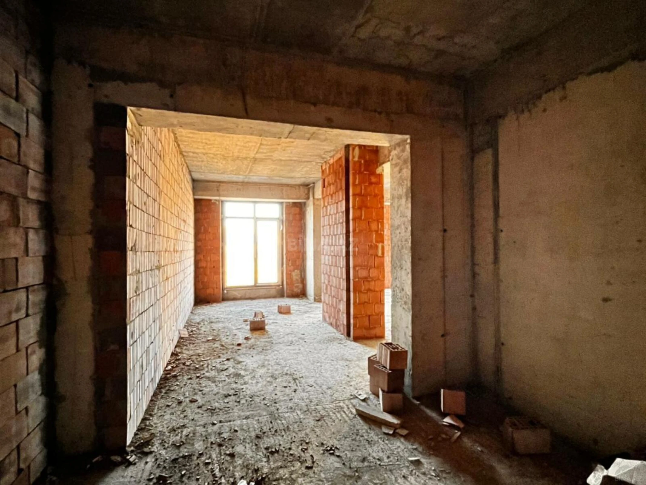 Satılır 4 otaqlı mənzil 162 m²