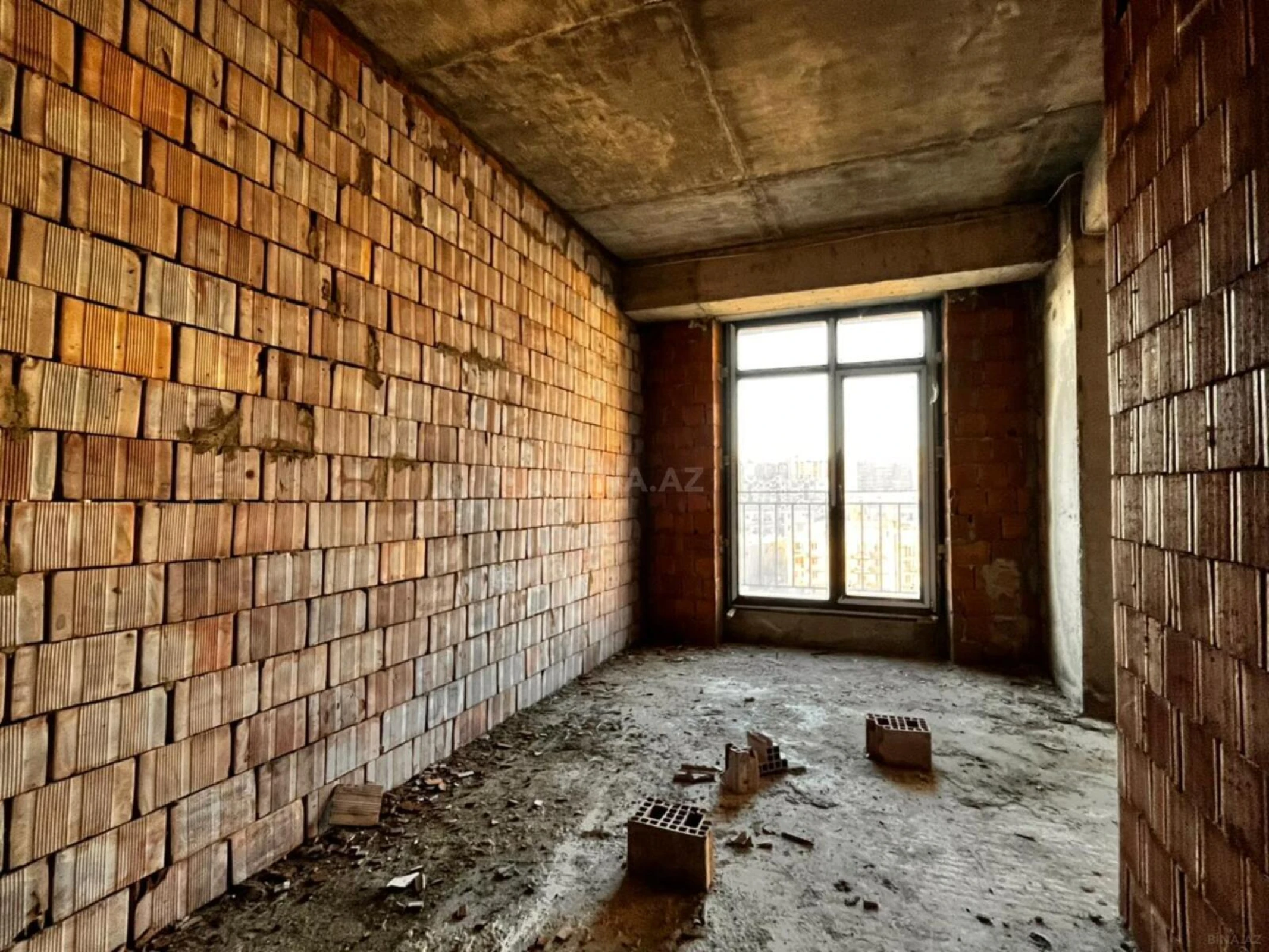 Satılır 4 otaqlı mənzil 162 m²