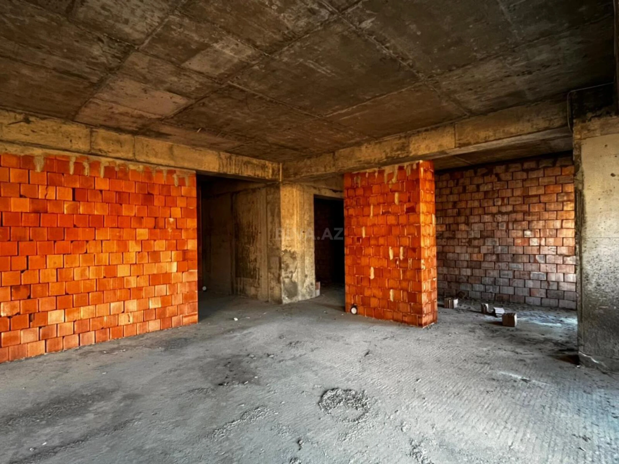 Satılır 4 otaqlı mənzil 162 m²