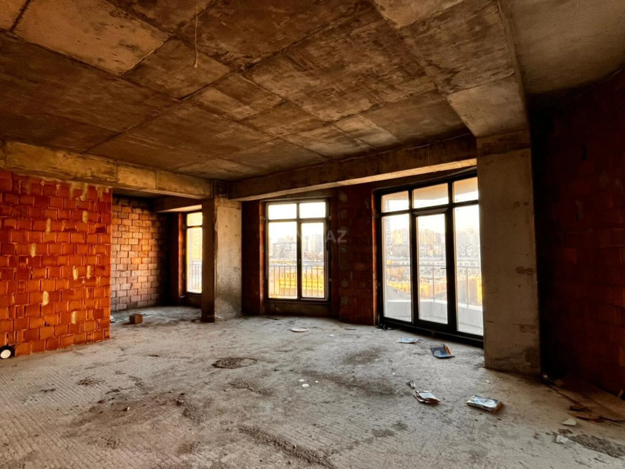 Satılır 4 otaqlı mənzil 162 m²