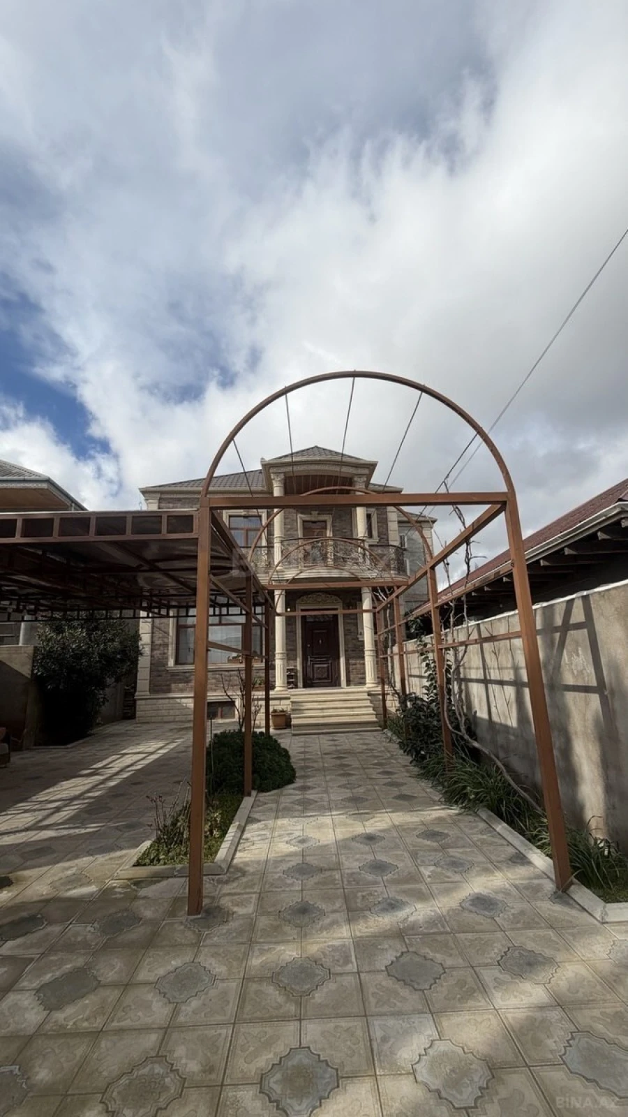 Satılır 6 otaqlı həyət evi 250 m²