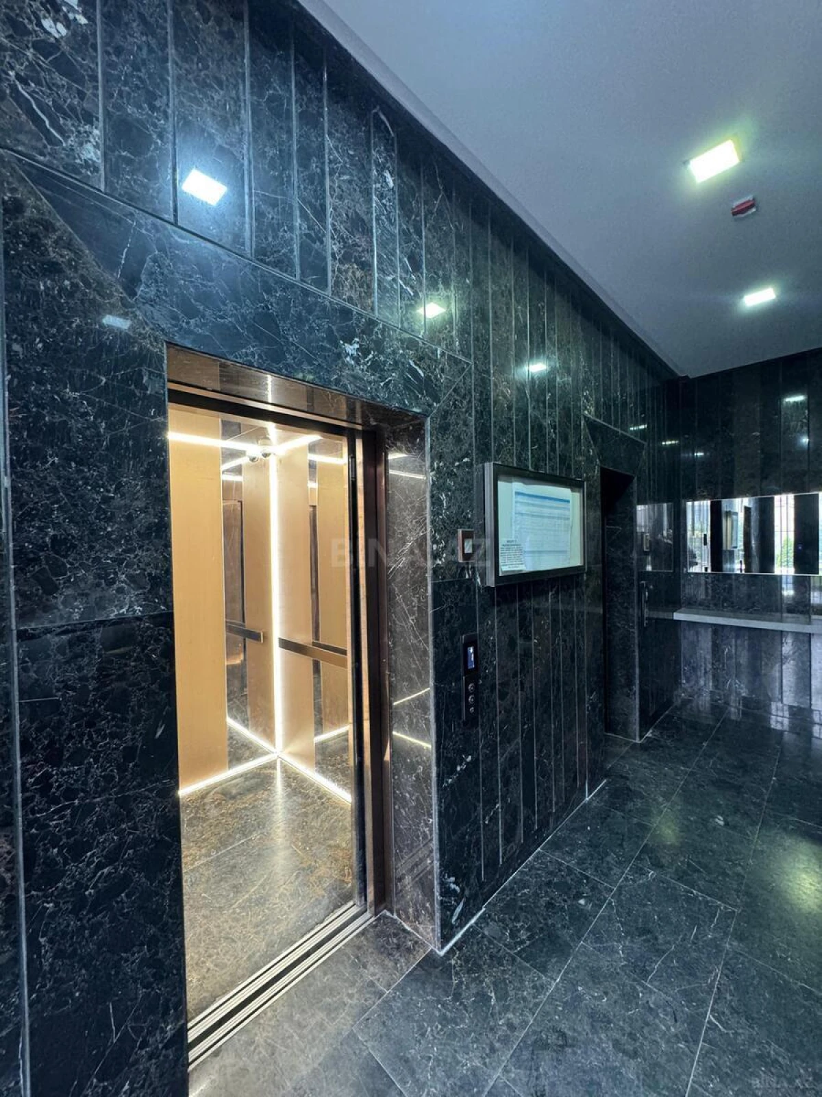 Satılır 3 otaqlı mənzil 130 m²