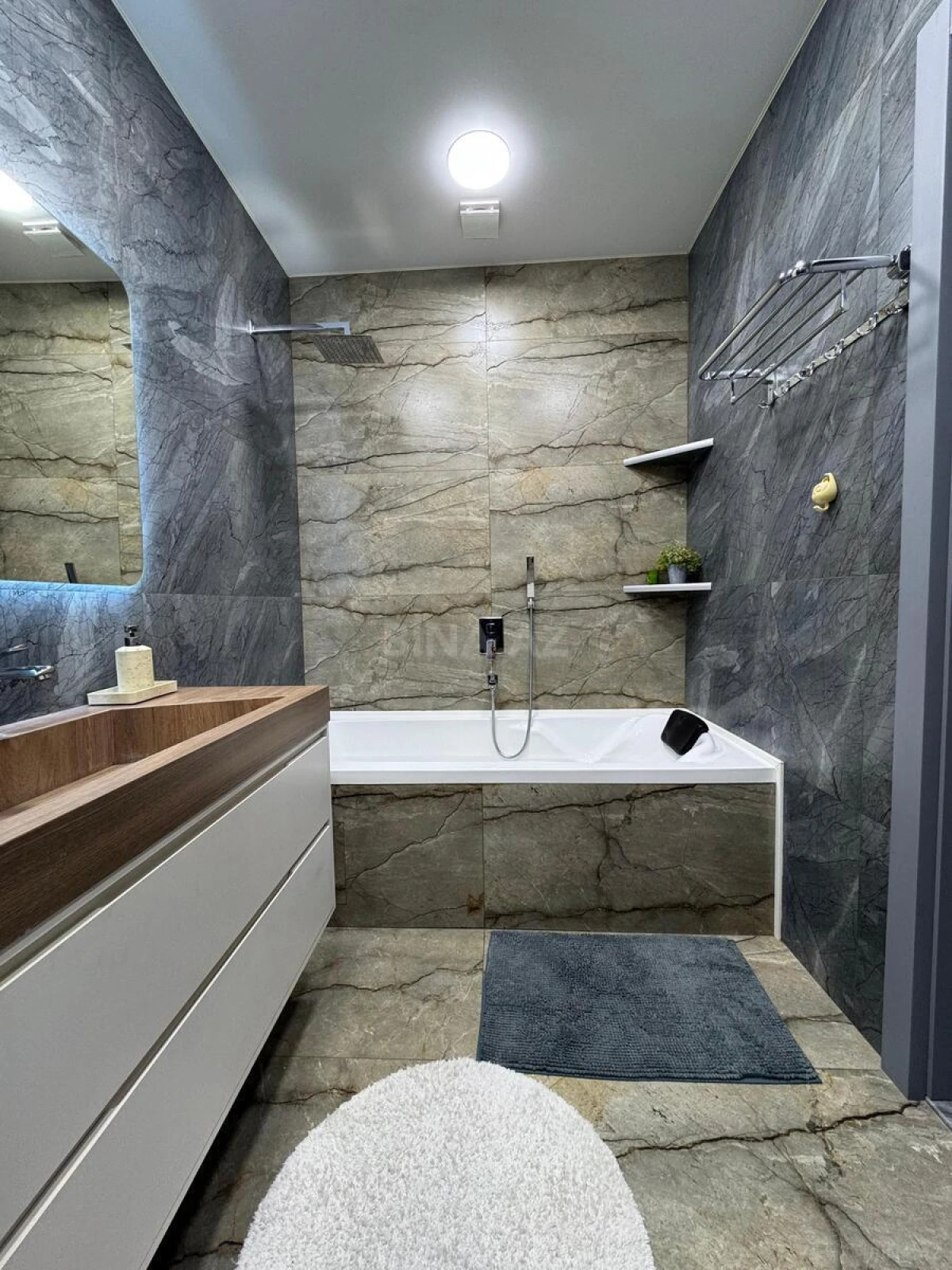 Satılır 3 otaqlı mənzil 130 m²