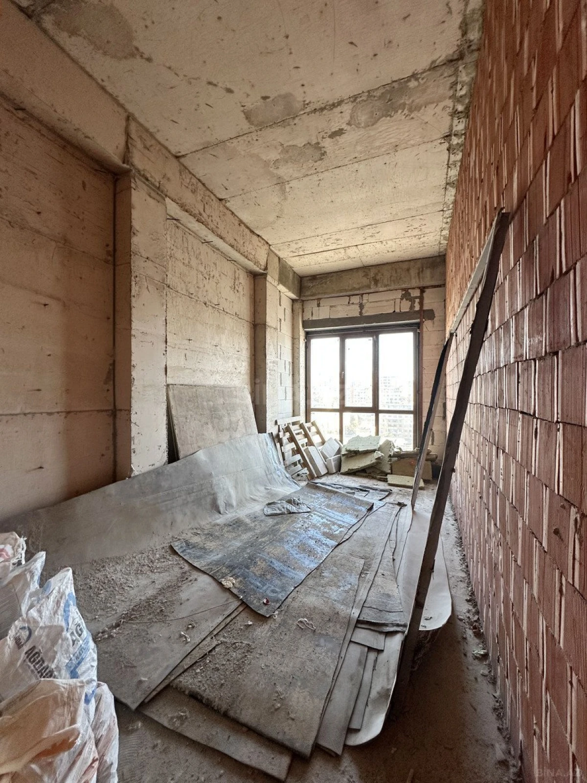 Satılır 4 otaqlı mənzil 147 m²