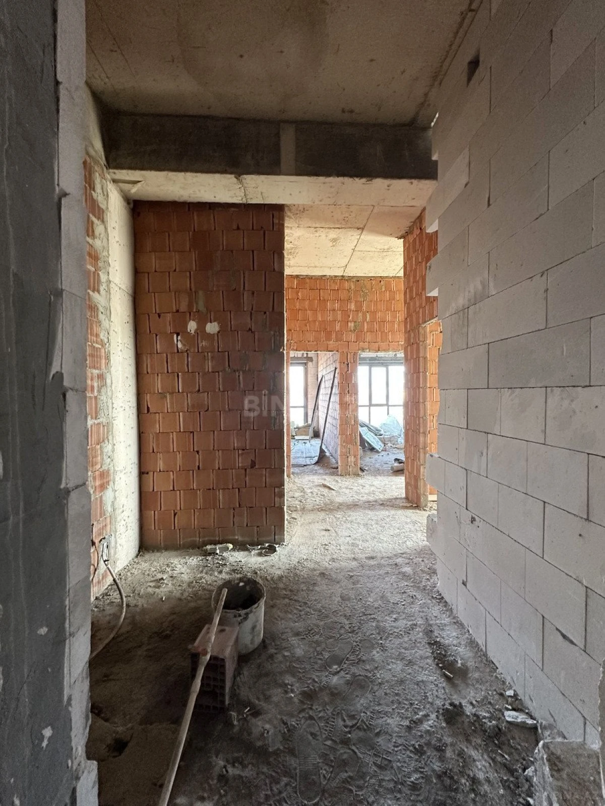 Satılır 4 otaqlı mənzil 147 m²