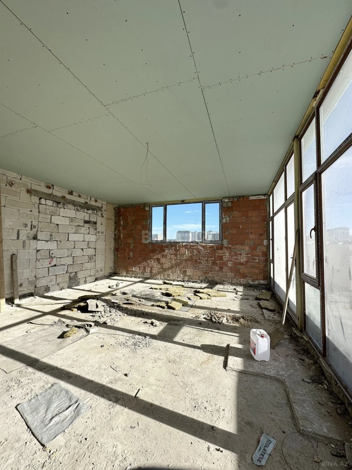 Satılır 4 otaqlı mənzil 147 m²