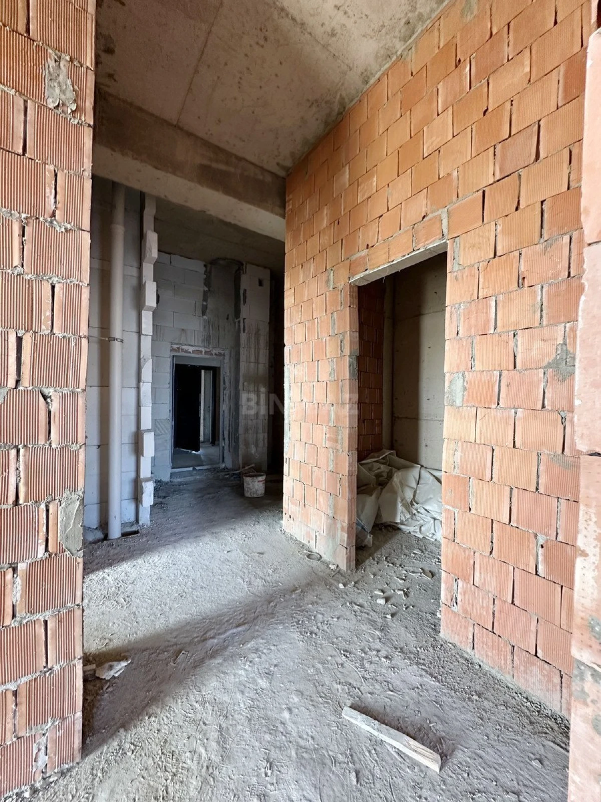 Satılır 4 otaqlı mənzil 147 m²