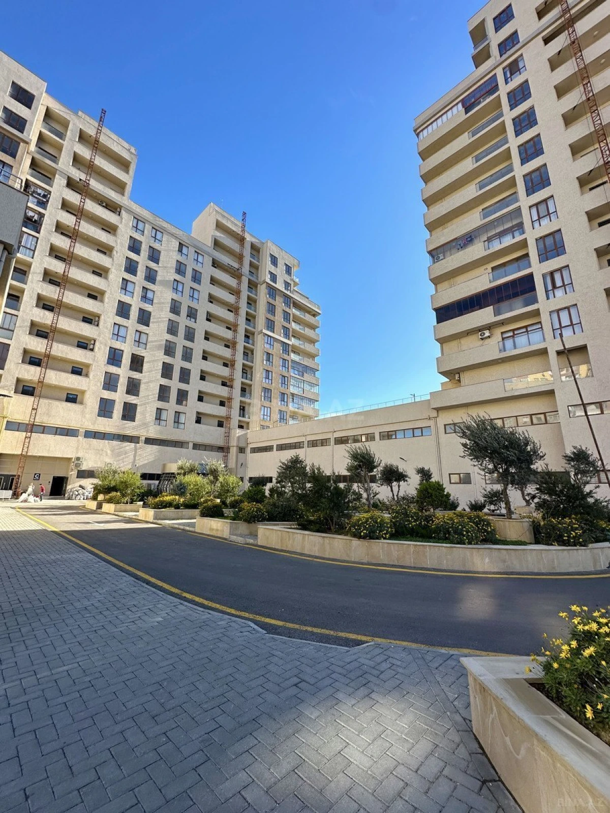 Satılır 4 otaqlı mənzil 147 m²