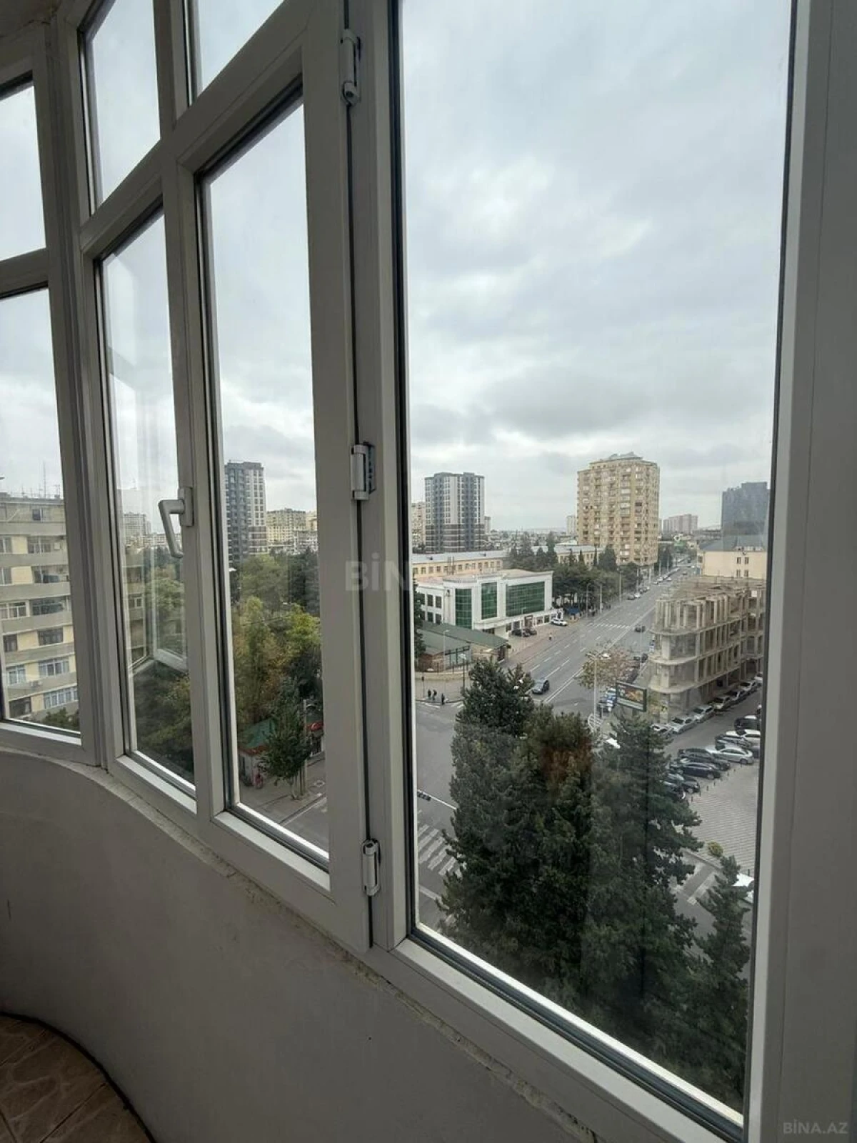 Satılır 3 otaqlı mənzil 122 m²