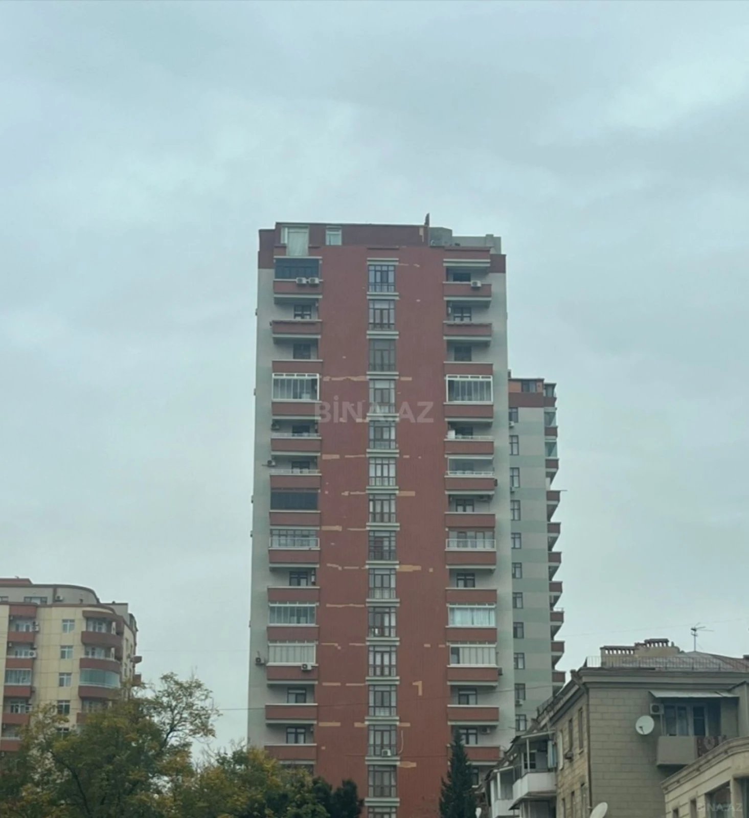 Satılır 4 otaqlı mənzil 185 m²