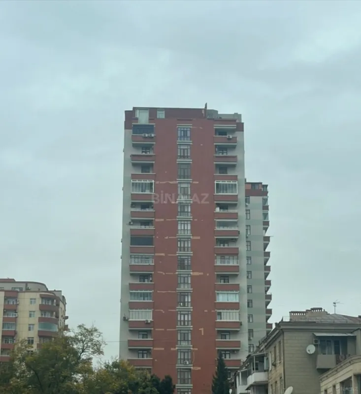 Satılır 4 otaqlı mənzil 185 m²