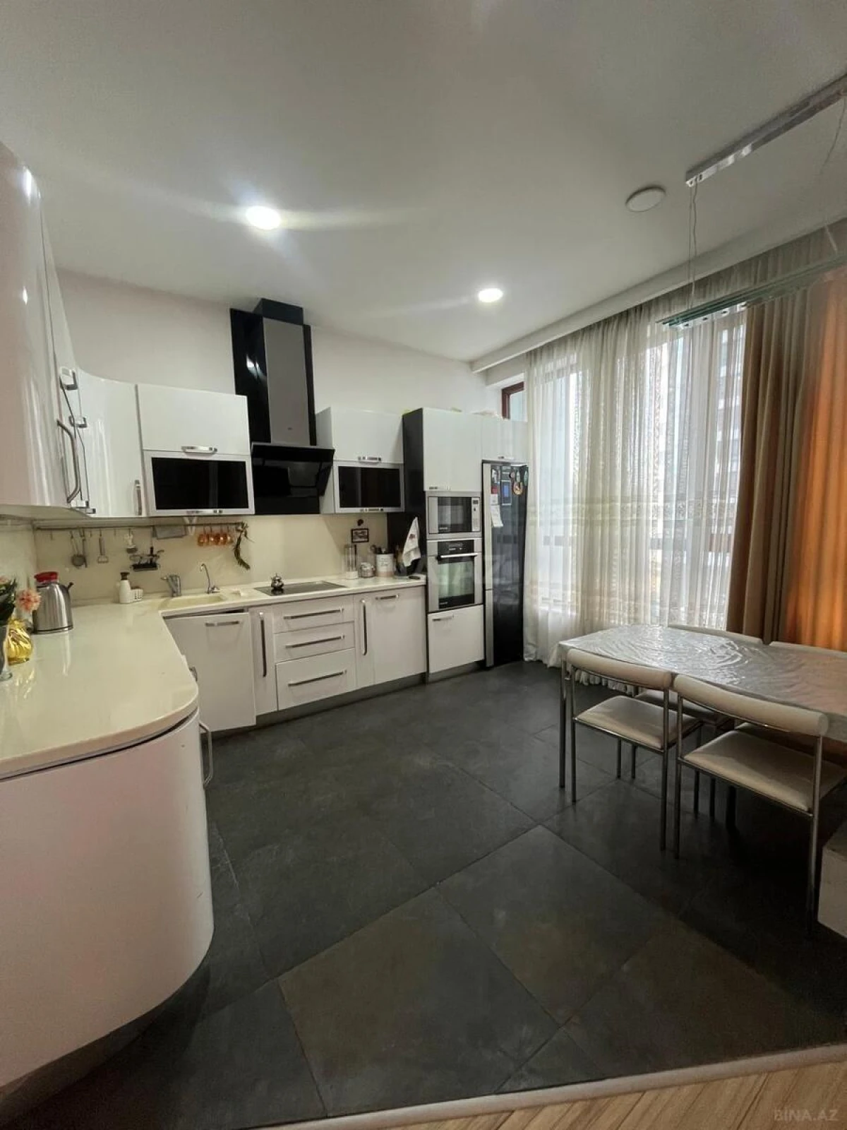 Satılır 3 otaqlı mənzil 143 m²