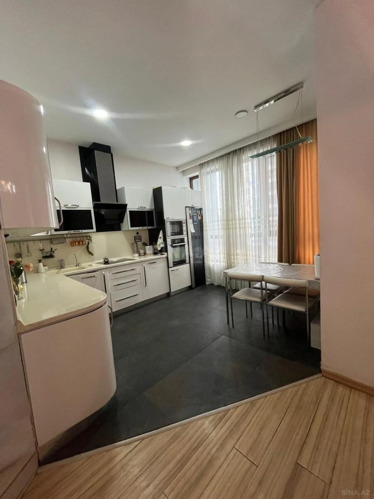 Satılır 3 otaqlı mənzil 143 m²