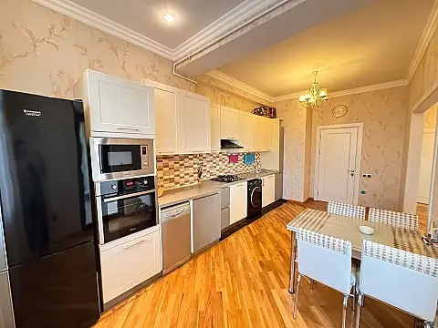 Kirayə verilir 3 otaqlı mənzil 145 m²