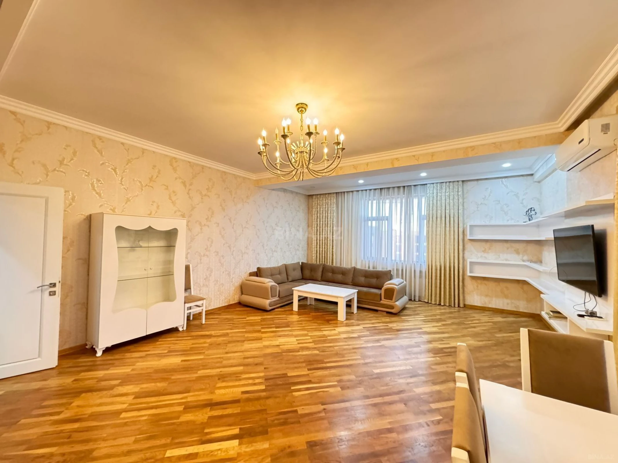 Kirayə verilir 3 otaqlı mənzil 145 m²