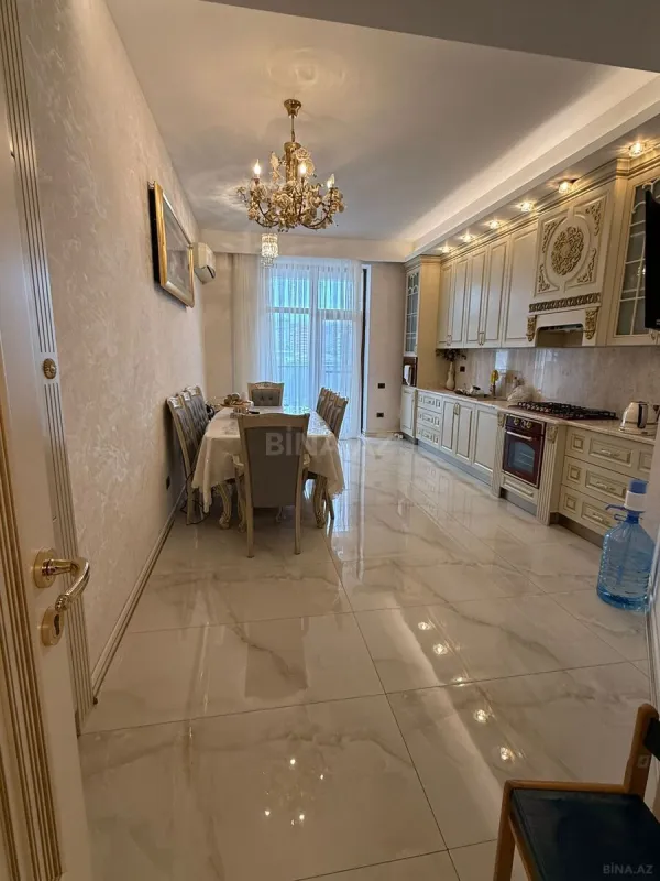 Satılır 4 otaqlı mənzil 250 m²