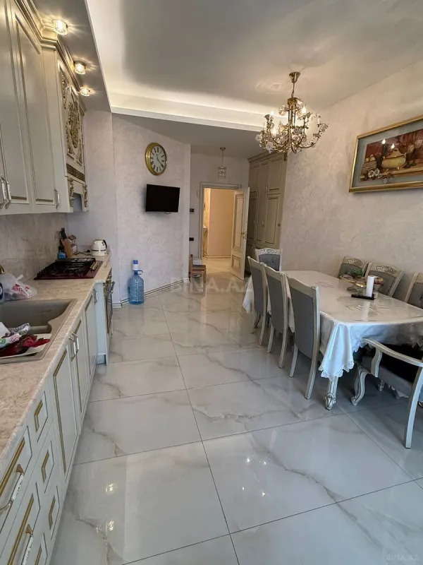 Satılır 4 otaqlı mənzil 250 m²