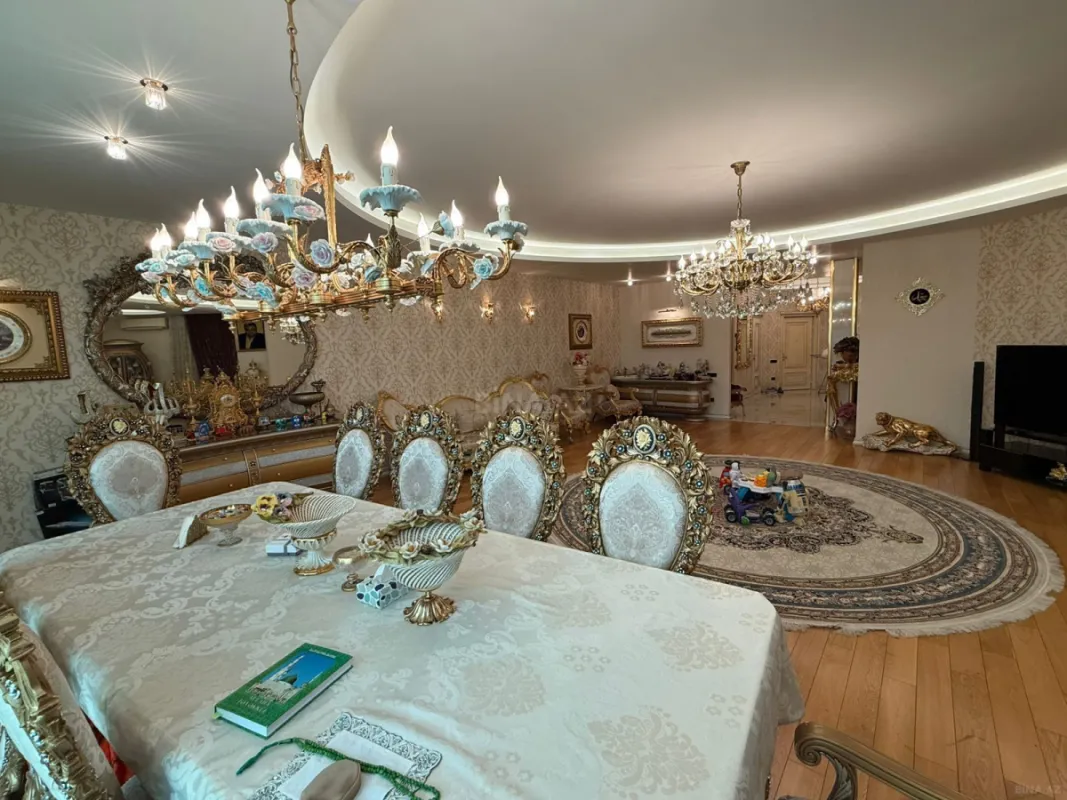 Satılır 4 otaqlı mənzil 250 m²