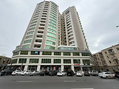 Satılır 4 otaqlı mənzil 250 m²
