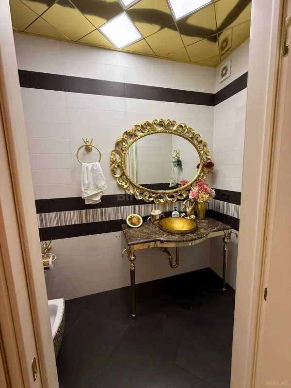 Satılır 4 otaqlı mənzil 250 m²