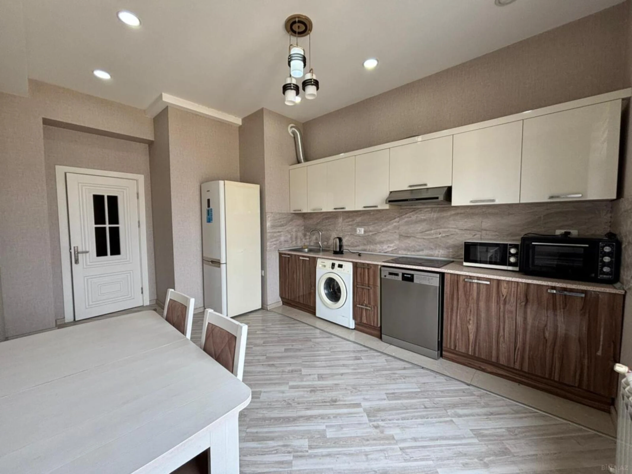 Satılır 3 otaqlı mənzil 144 m²