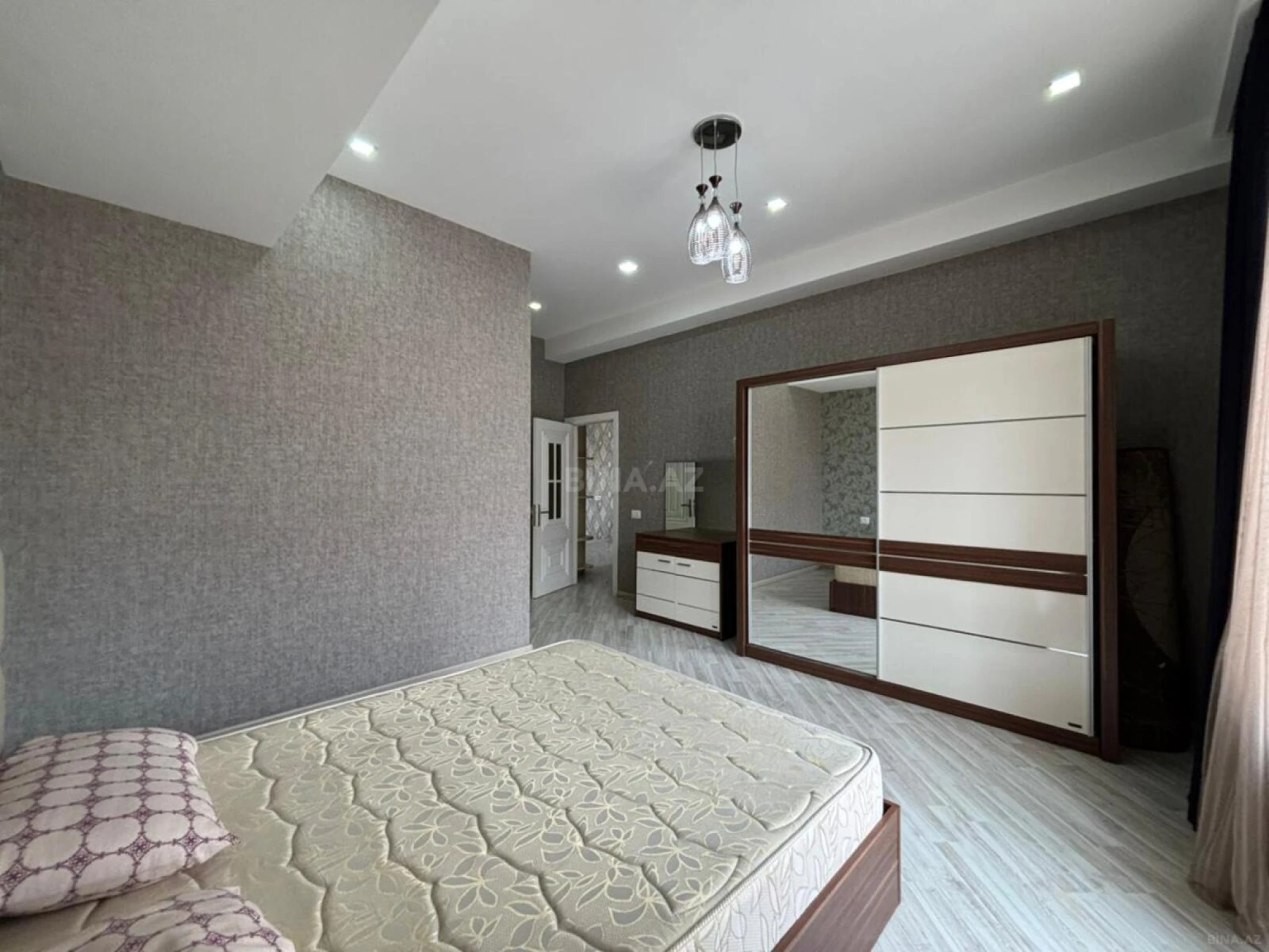 Satılır 3 otaqlı mənzil 144 m²