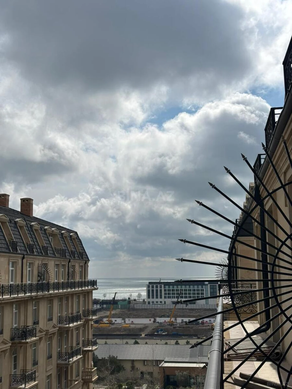 Satılır 3 otaqlı mənzil 144 m²