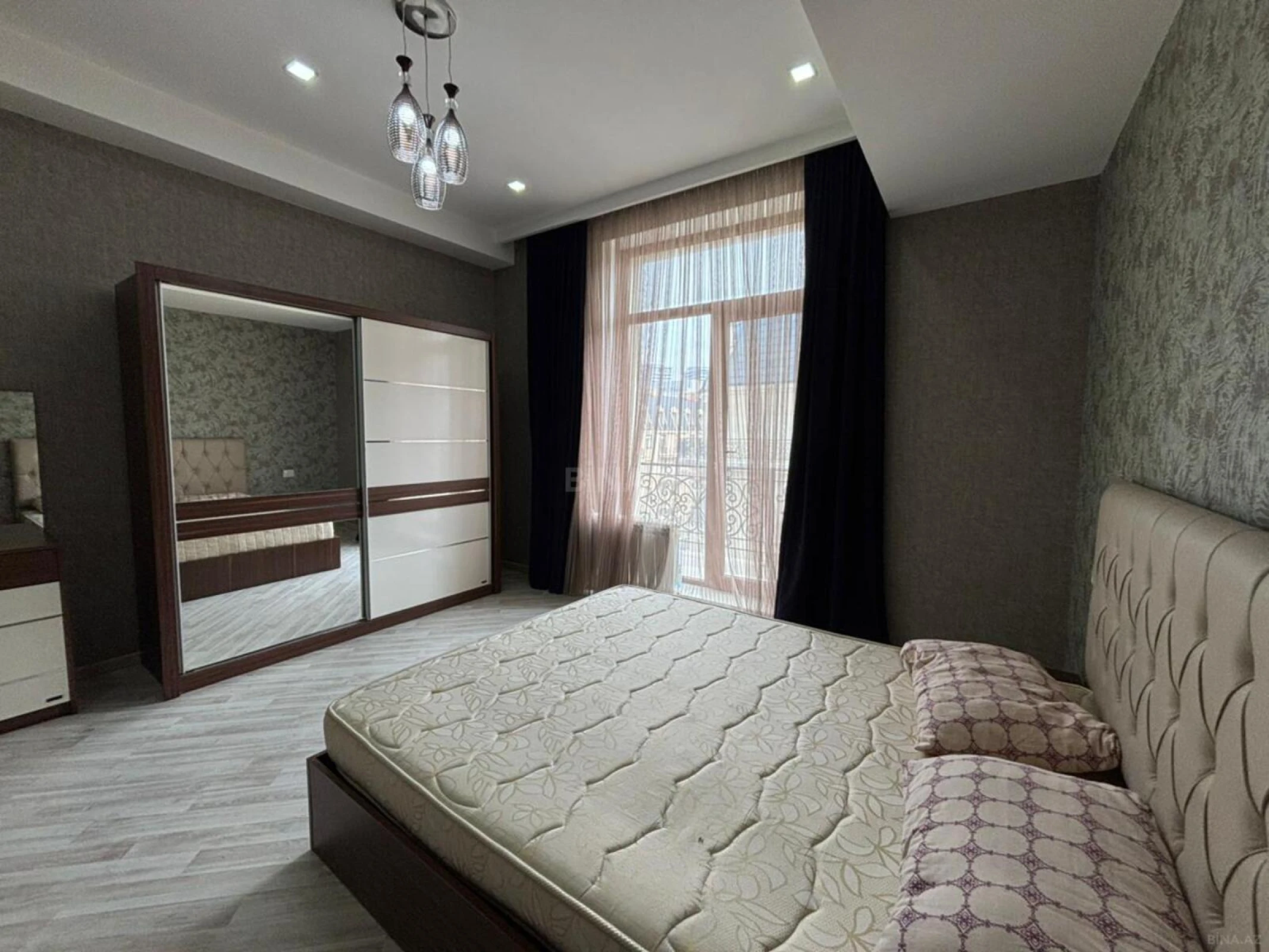 Satılır 3 otaqlı mənzil 144 m²