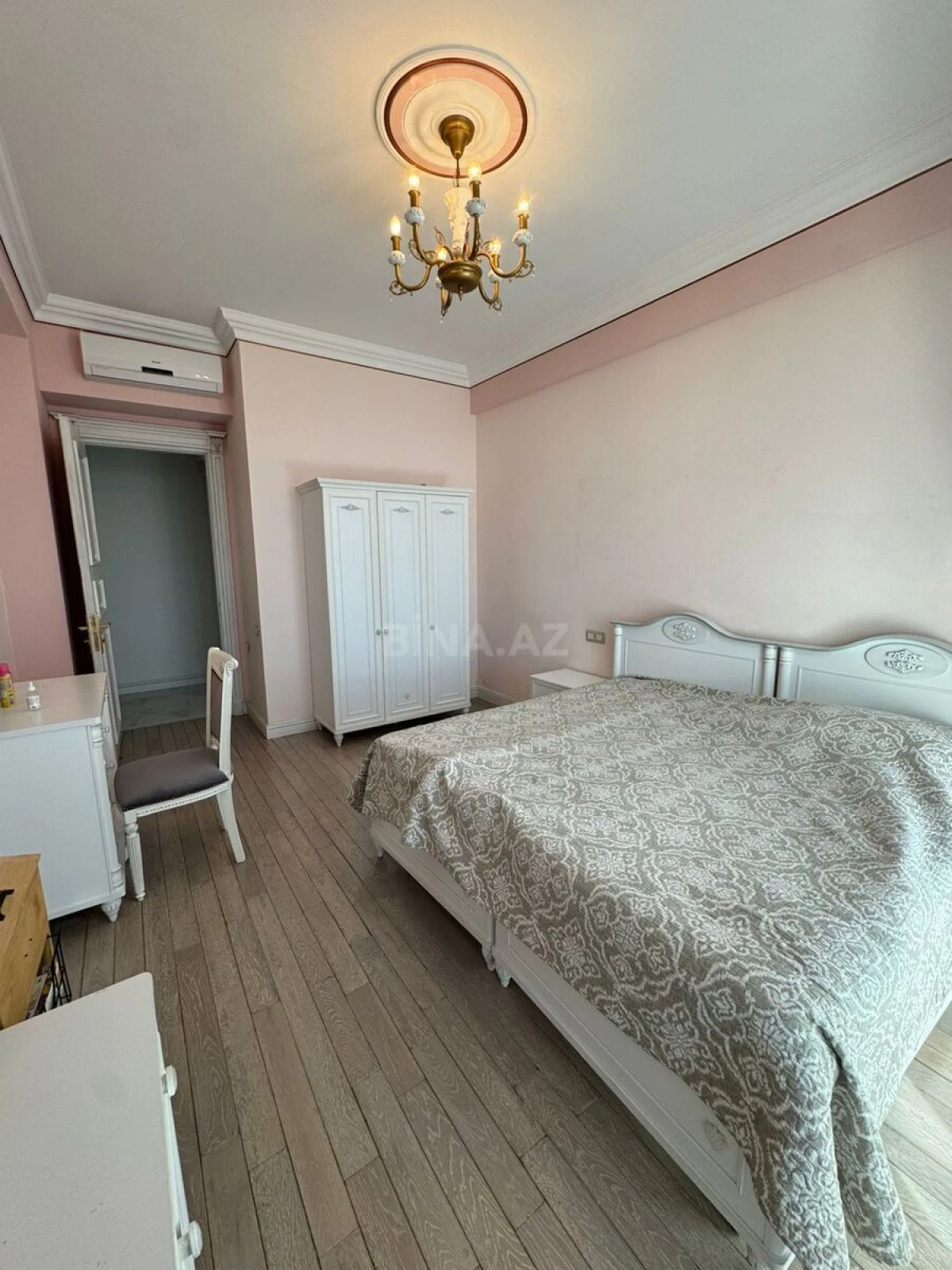 Kirayə verilir 4 otaqlı mənzil 200 m²