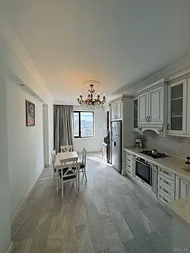 Kirayə verilir 4 otaqlı mənzil 200 m²